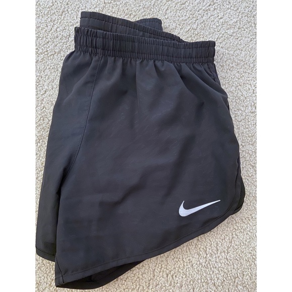 Nike Pants - EUC 🌿🌸 Nike dri-fit running shorts